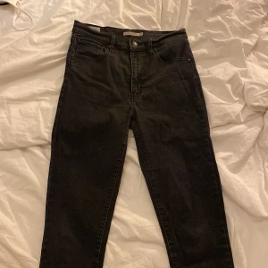 Levis - Storlek: 30  Färg: Urtvättad svart  