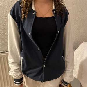 College kofta - Säljer en kofta från pull&bear som jag knappt använt eftersom det inte längre är min stil🤍skriv för mer info eller bilder