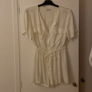 Vit blus - Vit kortärmad blus i storlek M