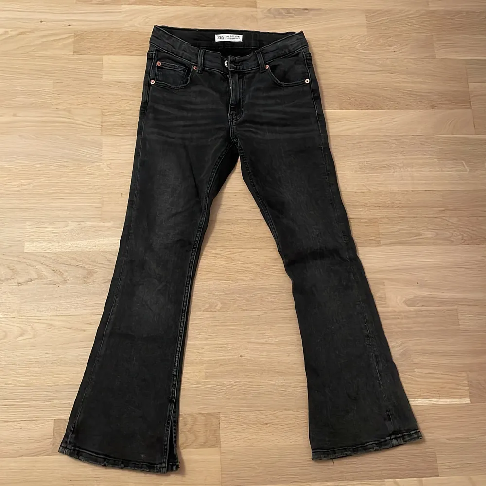 Zara jeans i storlek 152 men passar mig i längden och midjan som en 24/30💕 dom är flare och low rised. använda fåtal gånger❤️. Jeans & Byxor.