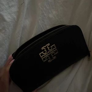 Tory burch Clutch/plånbok  - Nästintill oanvänd! Jättefin och jättebra skick! Nypris 2000kr