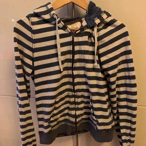 Abercrombie & Fitch blå vit kofta - skön kofta, använd 2-3 gånger. blå färgen är aningen ljusare i verkligheten än på bilden.