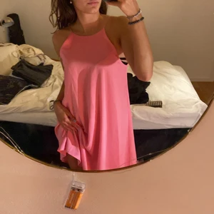 Rosa klänning (mango) - Säljer denna supersnygga helt oanvända rosa klänningen från mango i strl S! Säljer pga att den aldrig kom till användning! Meddela ifall du är intresserad!!💕💘