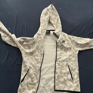 Nike tech zip hoodie - Säljs inte hos Nike längre. Tracksuiten passar S/M. Nypris: 1200kr.  Inga repor, slitningar, fläckar eller något slags märke på tracksuiten. Storlek XS men sitter S/M.