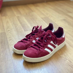 Adidas Campus 40.5 - Adidas Campus skor i storlek 40.5. Super sköna skor i väldigt gott skick som tyvärr inte används lika mycket som jag hoppades på. Köptes för en månad sen. Är själv en 40 och de passar bra!
