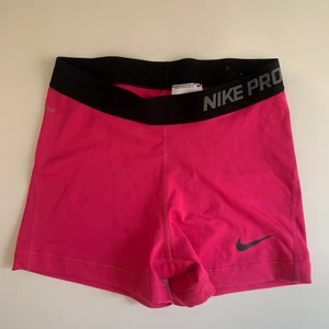 Nike PRO träningsshorts - I fint skick! Passar M och mindre 🌸
