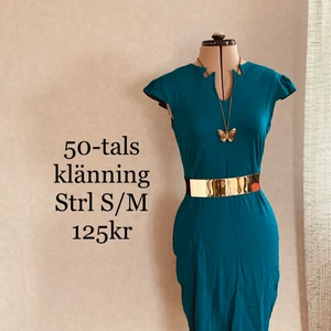 Retroklänning petrolblå strl S/M - Snygg, stretchig petrolblå klänning med vacker halsringning.   Skärp och halsband ingår ej.   Rök- och djurfritt hem.  Skickar inom en vecka efter mottagen betalning. 