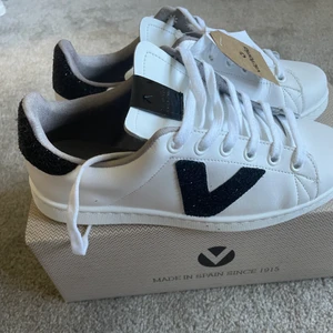 Skor - Säljer nu mina as coola skor från Spartoo, som passar jätte bra till hösten. Dom är helt nya bara testade, säljer pga att storleken inte passade. Köpta för 500kr. Köparen står för frakt♥️