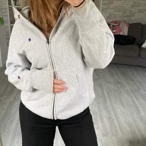En jätte fin grå zip up hoodie! Köpt för 999kr. Väldigt tjockt material så värmer nu till hösten.🍁 storlek L så sitter lite overzised. Skickar spårbart