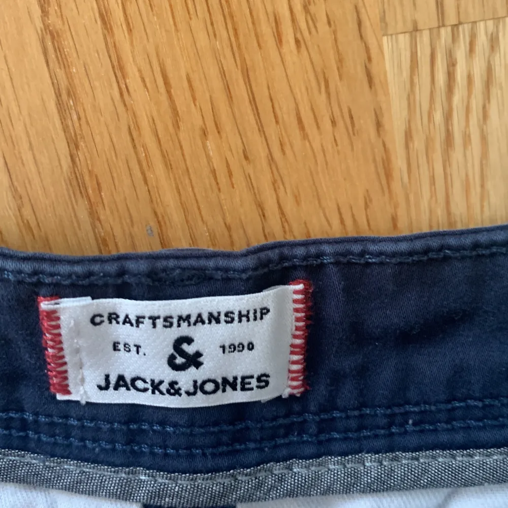 Marinblåa Jack & Jones chinos i bra skick med slim fit i strl 27/30. Jeans & Byxor.