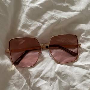 Solglasögon som ej kommer till användning. 💕Tryck på ”köp nu” för att få hem den inom 2 arbetsdagar💕