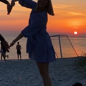 Zara klänning - Världens finaste klänning från zara!! Hur fin som helst att vara ha som den är eller med en hoodie över❤️ Köpt sommaren 2021 och är sparsamt använd, den är i storlek L men passar som en S❤️