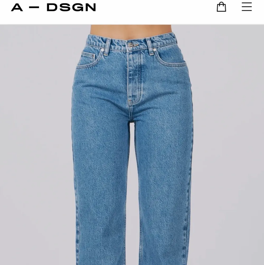 Jeans från A-dsgn! Däremot är de uppsydda och är perfekt längd för mig som är 168! De va alllldeles för långa när jag fick hem dom!  Nypris - 699kr. Köparen står för frakt💘. Jeans & Byxor.