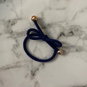 Armband/ hårsnodd - Marinblå hårsnodd från ur&penn köpt för 10kr säljs för 5kr