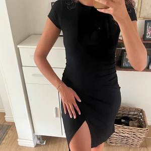 Svart klänning - Svart klänning i stretchigt material från ginatricot 🤎 sitter snyggt och är väldigt skön att ha på sig! 
