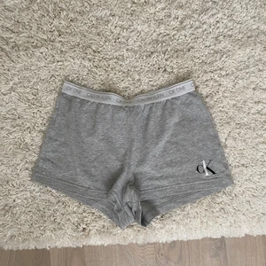 Calvin Kleine shorts - Snygga Calvin Kleine pyjamas short i stl S. Fräscva men lite noppriga från tvättmaskinen men inget man ser när man hat på sig💖