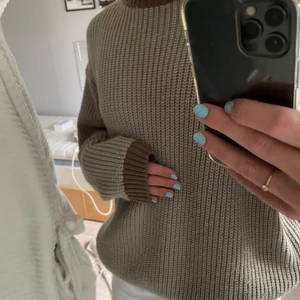 Stickad tröja  - Här är en otroligt fin stickad tröja nu till hösten, som är väldigt skön passform på. Den är fin färg också!!❤️