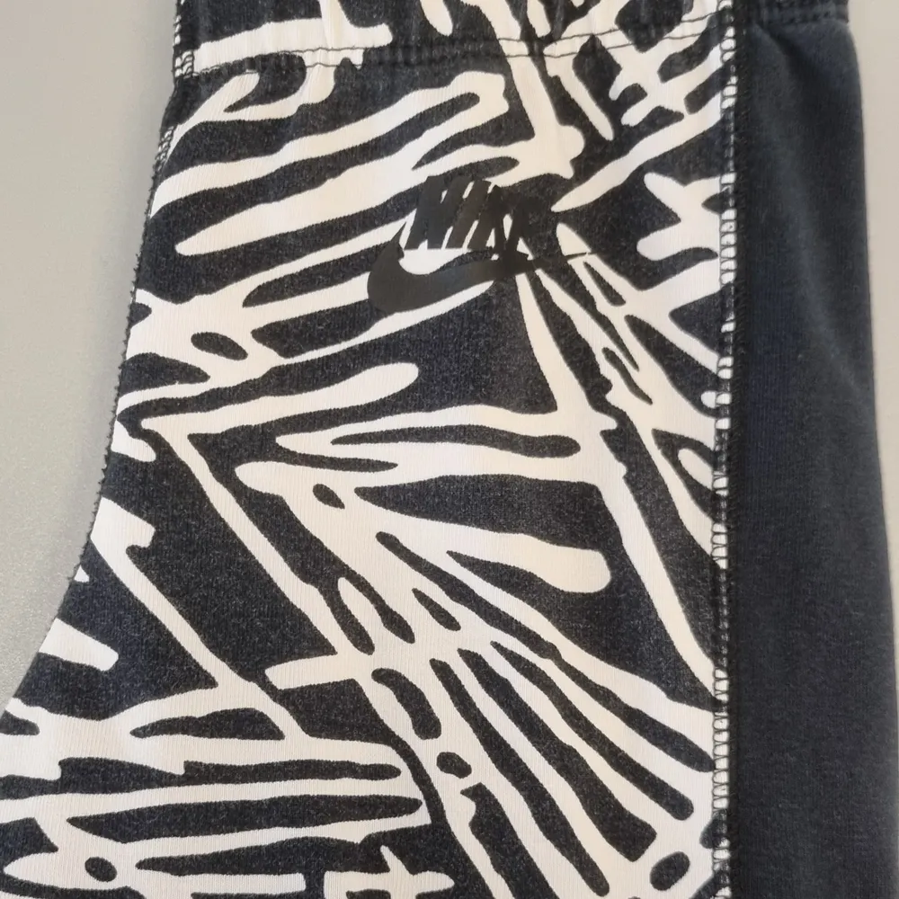 Snygga Nike tights med svart/vitt mönster. Sparsamt använda. . Jeans & Byxor.