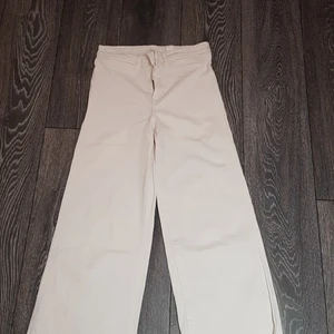 H&M vita jeans byxor strlk 38 - Fett snygga vita jeans byxor från H&M köptes från ett tag sedan men ser i ny skick strlk 38 köparen står för frakten och jag står inte för post slarv 