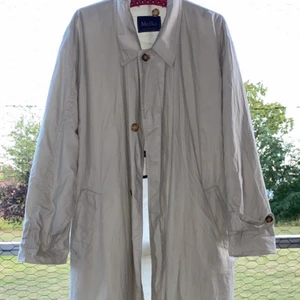 Melka kappa  - Kappa från märket Melka, super fin men används aldrig  Vet ej storleken men skulle tro M/L Typ bigé färg  Använd 1 gång  Passar både killar och tjejer Kan mötas upp mellan Uppsala/Gävle  Postar om du betalar frakten 💕  TRYCK INTE PÅ KÖP NU 