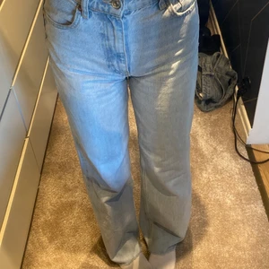 Zara jeans - ⚠️PRISET INKUDERAT FRAKTEN⚠️ Säljer dessa så dem inte kommer till användning och jag behöver pengar  midjemåttet är 66 och dem är ner till hälarna på mig som är 162