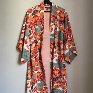 Mönstrad Kimono från Zara. Att S/M, så gott som nyskick. Hämtas i Råsunda eller skickas mot fraktkostnad. 