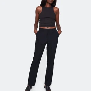 Bikbok Petite Kostymbyxor-Stl 34/XS - Bikbok Petit Kostymbyxor, modellen på byxorna heter Vilma, i stl 34/xs. Använda ett par gånger men i nyskick och hela. Säljer för 225kr, köpare står för frakt. Nypris 399kr💓😊