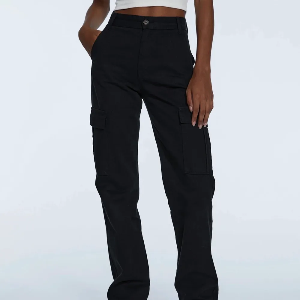 Jättefina svarta cargo byxor från stradivarius, storlek 44 för jag ville ha dom lite oversized och dom är vanligtvis små i storleken, jag är en S/M i vanliga fall. Knappt använda 🌸. Jeans & Byxor.