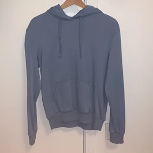 Blå Hoodie  - Basic men användbar hoodie i väldigt fin färg! 