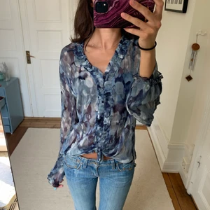 Blus - Superfin blus köpt på humana. Har knytit den där framme.
