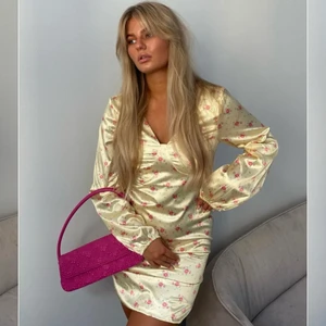 Oanvänd klänning itsmay - Oanvänd super fin klänning från itsmay. Skickade inte tillbaka i tid därför är den helt oanvänd. Kolla gärna mina andra klänningar också som jag säljer. Storlek M. Frakt tillkommer 