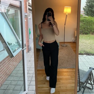 Linne - Basic spaghetti-linne. Använt fåtal gånger. På bilderna kan man tyda bh:n men det är möjligt att använda utan. 