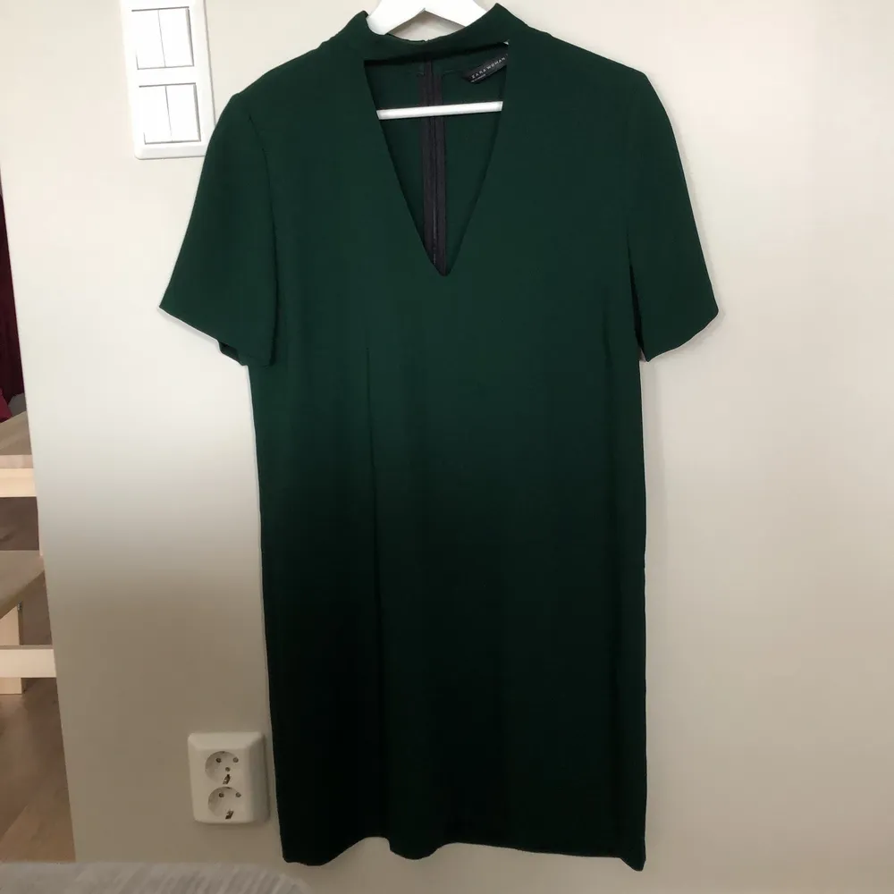 En mörkgrön klänning från Zara💚 Storlek S! Köparen står för frakten . Klänningar.