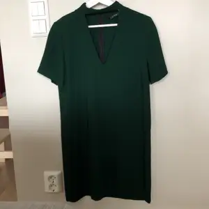 En mörkgrön klänning från Zara💚 Storlek S! Köparen står för frakten 
