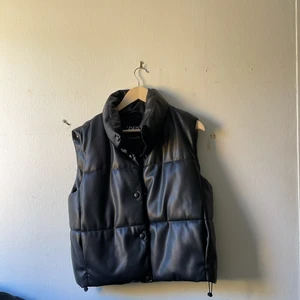 Zara väst - Fake läder väst från zara, köptes ny för cirka ett år sedan men fortfarande i ett fint skick. 52 cm lång från axeln till midjan, säljer då den inte kommer till användning 💗 Vid eventuella funderingar eller för fler bilder hör gärna av dig 💗☺️