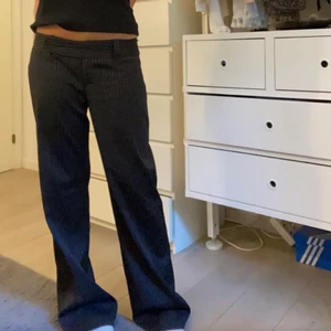 Lågmidjade kostym byxor  - Säljer dessa as snygga kostym byxor. Dom passar på mig som är ungefär 173. Vet tyvär ej vart dom kommer ifrån eftersom att det ej finns några lappar i dessa byxor 💕står ej vilken storlek det är heller men skulle gissa på 38 ungefär. Kom privat !!💕