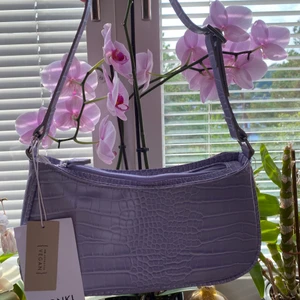 Monki väska - Säljer denna jättesöta väska från Monki. Helt oanvänd med prislappen på. Perfekt för alla tillfällen.🌸