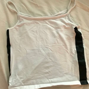 H&m basic linne - Ett linne från h&m, köpt för ett tag sen. Storleken är 146/152 men passar mig som är runt 160. (ber om ursäkt för skrynkligheten)