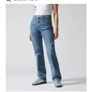 Super snygga jeans från weekday i modellen voyage och en aning mörkare i färgen än dem som syns på hemsidan (Harper blue) osäker på vad färgen heter exakt eftersom jag köpte dem för över ett år sen. Dem har en rak passform och medelhög/hög midja.