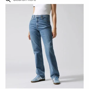 Weekday Voyage jeans - Super snygga jeans från weekday i modellen voyage och en aning mörkare i färgen än dem som syns på hemsidan (Harper blue) osäker på vad färgen heter exakt eftersom jag köpte dem för över ett år sen. Dem har en rak passform och medelhög/hög midja.