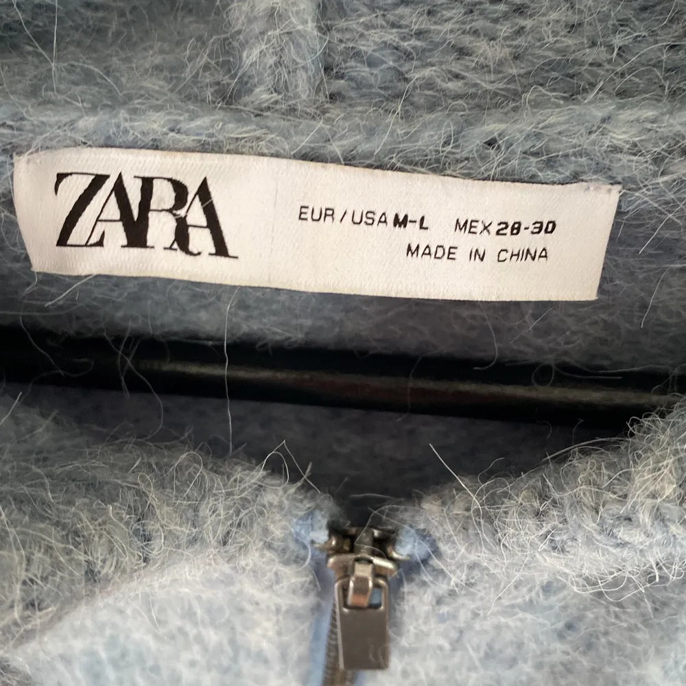 Säljer denna fina stickade tröjan från Zara då den tyvärr inte kommer till användning💙 Använd ca 2 gånger🙌 Skriv till mig om det är några frågor eller för fler bilder💙 Köparen står för frakten!💞 . Stickat.