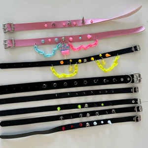 8 st chokers jag tillverkat  - Säljer av alla chokers jag tillverkat. Olika teman men alla gjorda på läderimitation i svart eller rosa