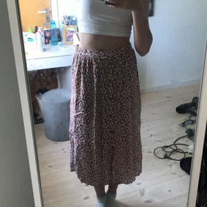 Lång kjol - Lång skitfin kjol med blommigt mönster, köpt secondhand och använd fåtal gånger👌👌❤️