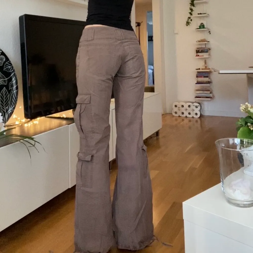 Jättesnygg bruna cargo pants! . Jeans & Byxor.