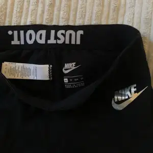 Helt nya oanvända Nike svarta tränings tights i strlk XS. Med chrome tryck på loggorna.