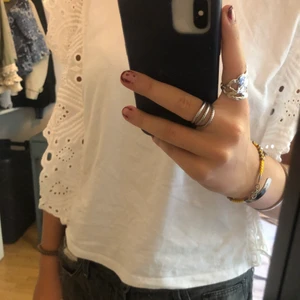 Vit blus! 🤍 - Den sötaste vita blusen från zara med broderi på sidan av armarna! ❣️ storlek S 