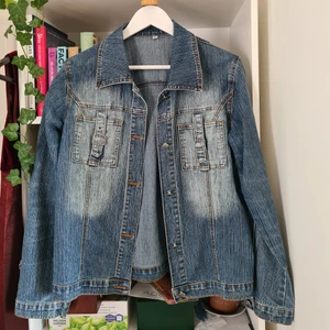 2000s jeansjacka - Jättefin jeansjacka med snygga fickor! Använd väldigt lite av mig, skick - 7-8/10. Köpt på plick, är inte så tjockt jeanstyg🌈 Står xl i storleken men stämmer inte alls. Märke: new jeans
