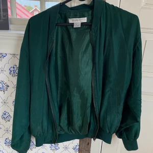 Bomberjacka i silke - Köpt på Beyond Retro. Fint, tunt material i världens finaste färg, färgen stämmer bäst överens med sista bilden. Säljer då den inte kommer till användning.