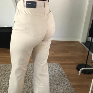 Marc O’ Polo beiga ustvängda jeans - Helt nyttskick beigea flare jeans från Marc O’ Polo. Lite kortare i storlek för mig som är 173 cm lång. Strlk är 40 funkar för S-M