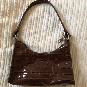 Brun axelväska  - Brun väska från Shein i nyskick